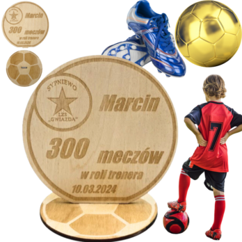 DREWNIANA STATUETKA PIŁKA PUCHAR PREZENT DOWOLNY GRAWER TROFEUM GRATULACJE